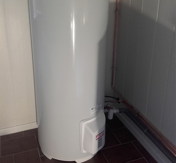 Notre société, spécialisée en installation thermique, propose de réaliser la pose de tous les équipements domestiques permettant de produire de l'eau chaude sanitaire.