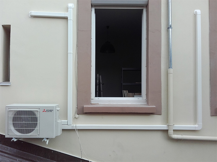 Le plombier-chauffagiste Guillaume Besson intervient auprès des particuliers pour réaliser l’installation des systèmes de climatisation. 